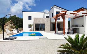 Lazy 8 Villa